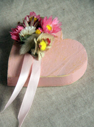 Fleurs-séchées-Petit-cœur-rose-et-satin-LAtelier-dEstelle-pour-La-Saladelle