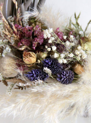 Couronne-rotin-et-fleurs-séchées-violet-La-Saladelle
