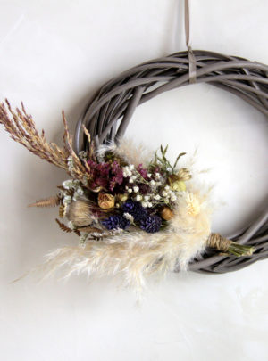 Couronne-rotin-et-fleurs-séchées-violet-La-Saladelle