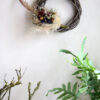 Couronne-rotin-et-fleurs-séchées-violet-La-Saladelle