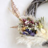 Couronne-rotin-et-fleurs-séchées-violet-La-Saladelle