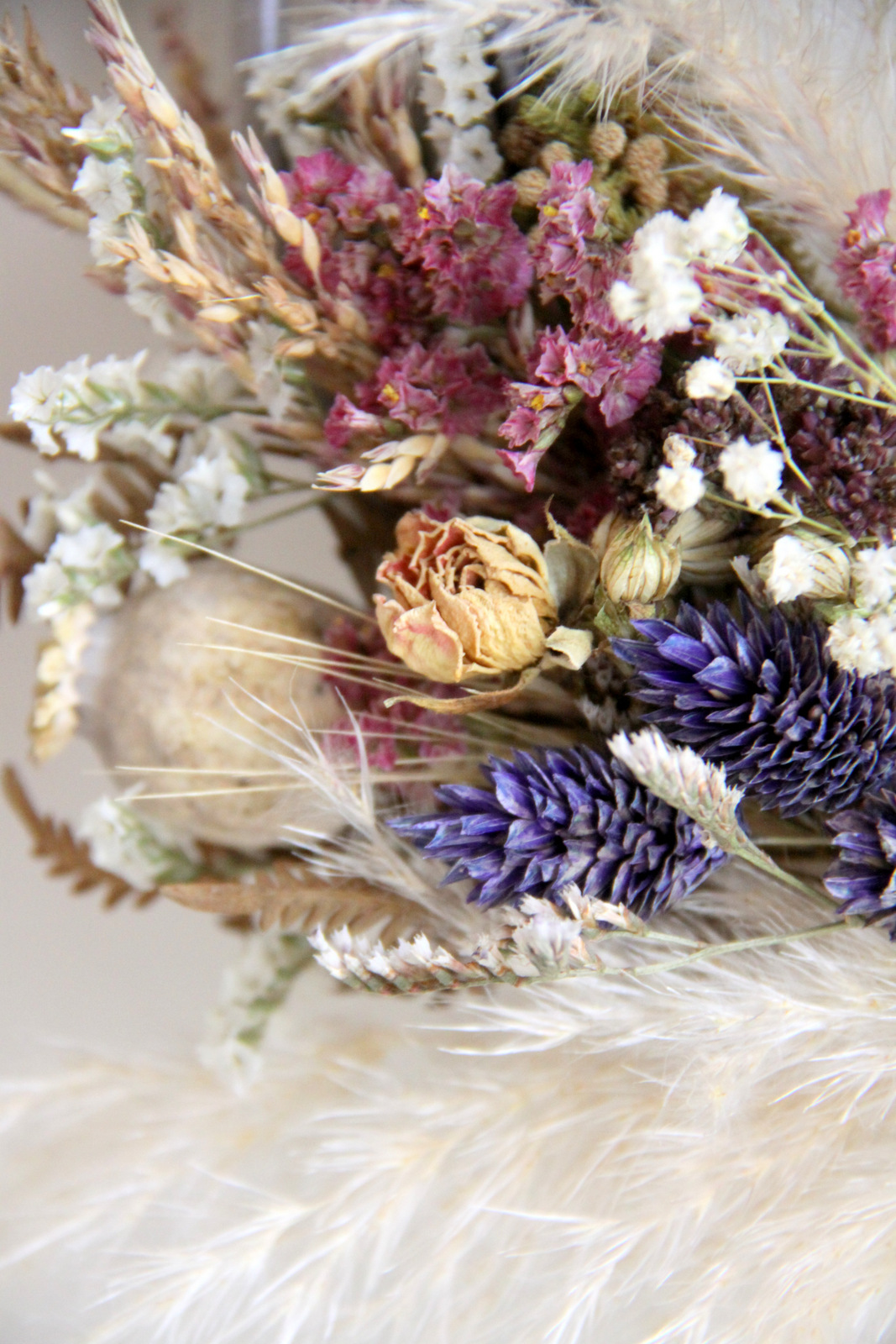 Couronne-rotin-et-fleurs-séchées-violet-La-Saladelle