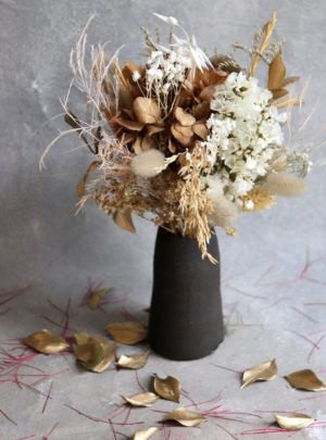 La-Saladelle-Vase-noir-nuances-Native-et-fleurs-séchées